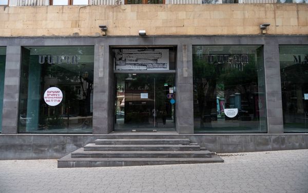 Вывески Сдается в аренду на витринах торговых точек на улице Абовяна (9 июля 2020). Еревaн - Sputnik Армения