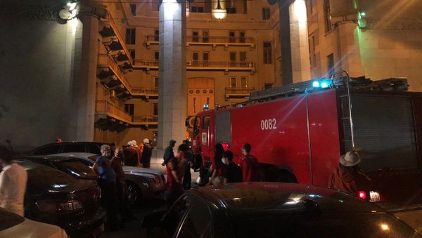 Сотрудники пожарной службы МЧС у здания оперы и балета (9 июля 2020). Еревaн - Sputnik Армения