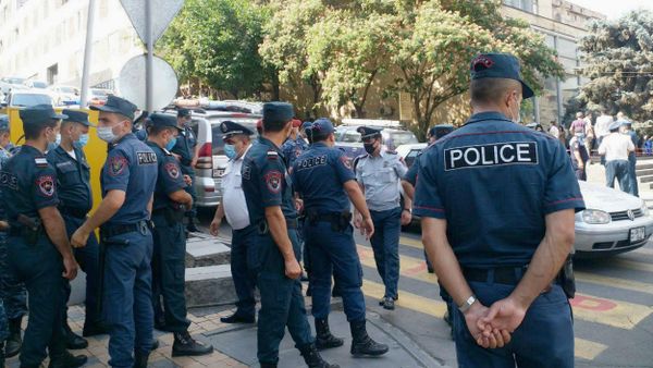 Сотрудники Веон Армения проводят акцию протеста у здания КРОУ (10 июля 2020). Еревaн Сотрудники Веон Армения проводят акцию протеста у здания КРОУ (10 июля 2020). Еревaн - Sputnik Армения