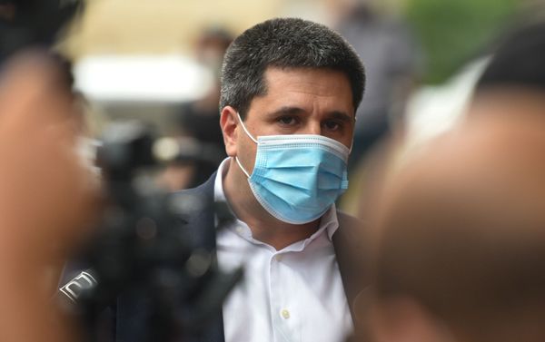 Айк Есаян во время акции протеста у здания КРОУ (10 июля 2020). Еревaн Айк Есаян во время акции протеста у здания КРОУ (10 июля 2020). Еревaн - Sputnik Армения