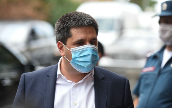 Айк Есаян во время акции протеста у здания КРОУ (10 июля 2020). Еревaн Айк Есаян во время акции протеста у здания КРОУ (10 июля 2020). Еревaн - Sputnik Армения