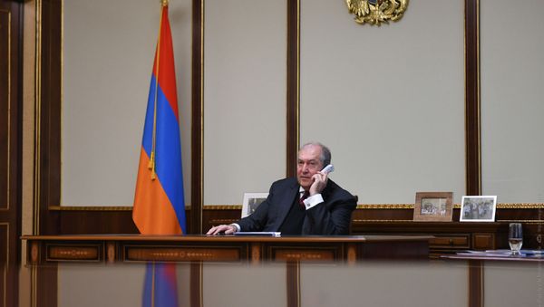 Президент Армен Саркисян во время телефонного разговора - Sputnik Արմենիա