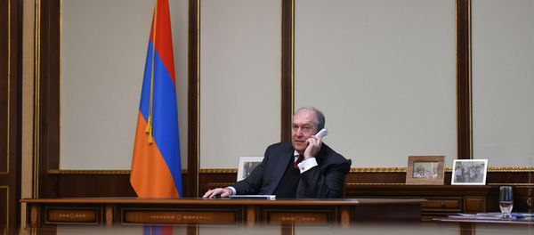 Президент Армен Саркисян во время телефонного разговора Президент Армен Саркисян во время телефонного разговора - Sputnik Արմենիա