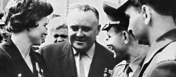 Академик Сергей Королев (второй слева) и летчики-космонавты СССР Валентина Терешкова, Юрий Гагарин и Валерий Быковский (слева направо). Академик Сергей Королев (второй слева) и летчики-космонавты СССР Валентина Терешкова, Юрий Гагарин и Валерий Быковский (слева направо). - Sputnik Армения