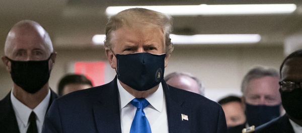 Президент США Дональд Трамп в медицинской маске во время посещения Национального военно-медицинского центра Уолтера Рида (11 июля 2020). Бетесд, Мэриленд Президент США Дональд Трамп в медицинской маске во время посещения Национального военно-медицинского центра Уолтера Рида (11 июля 2020). Бетесд, Мэриленд - Sputnik Армения