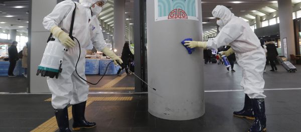 Сотрудники работают над предотвращением появления нового коронавируса на станции Сусео в Сеуле, Южная Корея - Sputnik Армения