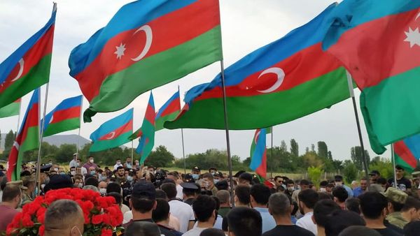 Похороны военнослужащих азербайджанской армии Хайяма Дашдемирова и Вугара Садыгова, погибших 12 июня в результате событий на азербайджано-армянской границе - Sputnik Արմենիա