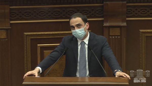 Вице-премьер Тигран Авинян на специальном заседании Национального собрания Армении (13 июля 2020). Еревaн - Sputnik Армения