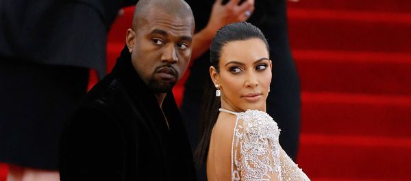 Рэпер Канье Уэст с женой Ким Кардашьян на Met Gala в Нью-Йорк, 2015 год Рэпер Канье Уэст с женой Ким Кардашьян на Met Gala в Нью-Йорк, 2015 год - Sputnik Армения
