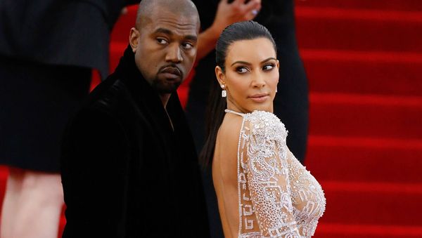 Рэпер Канье Уэст с женой Ким Кардашьян на  Met Gala в Нью-Йорк, 2015 год  - Sputnik Армения