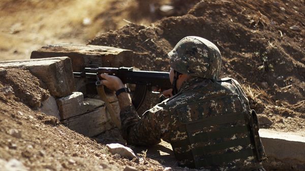 Армянский военнослужащий на боевой позиции - Sputnik Армения