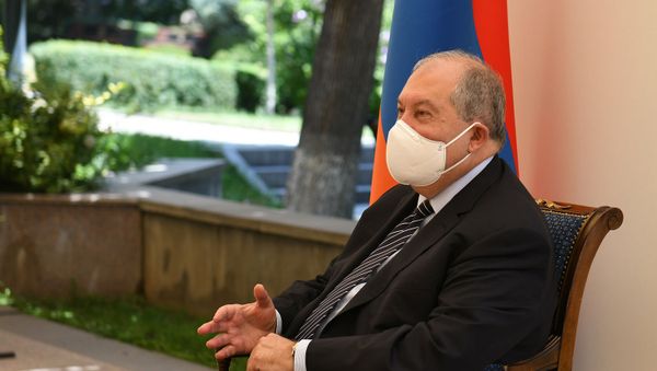 Президент Армен Саркисян принял Чрезвычайного и Полномочного Посла Франции в Армении Джонатана Лакота (14 июля 2020). Еревaн - Sputnik Արմենիա