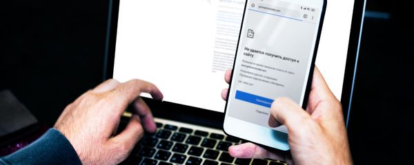 Взломанный сайт на экране телефона - Sputnik Արմենիա