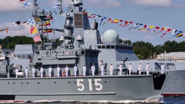 Базовый тральщик БТ-115 Павел Хенов и сторожевой корабль проекта 22350 (фрегат) Адмирал флота Касатонов  - Sputnik Армения