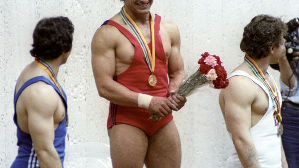 Чемпион Олимпиады 1980 года по тяжелой атлетике Юрик Варданян во время награждения (27 июля 1980). Москвa - Sputnik Արմենիա