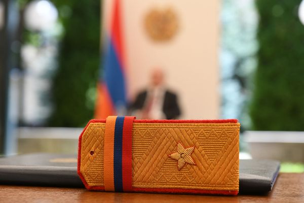 Նախագահ Արմեն Սարգսյանը գեներալի ուսադիրներ հանձնեց Արտակ Տոնոյանին, Ժիրայր Պողոսյանին և Անդրանիկ Փիլոյանին (2020 թվականի հուլիսի 15). Երևան

 - Sputnik Արմենիա