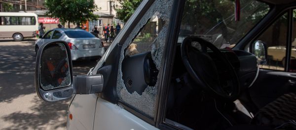 Обстрелянный гражданский автомобиль в селе Айгепар, Тавуш Обстрелянный гражданский автомобиль в селе Айгепар, Тавуш - Sputnik Արմենիա