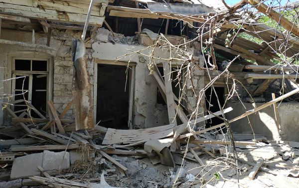 Пострадавший от обстрелов жилой дом в селе Неркин Кармирахпюр, Тавуш - Sputnik Армения