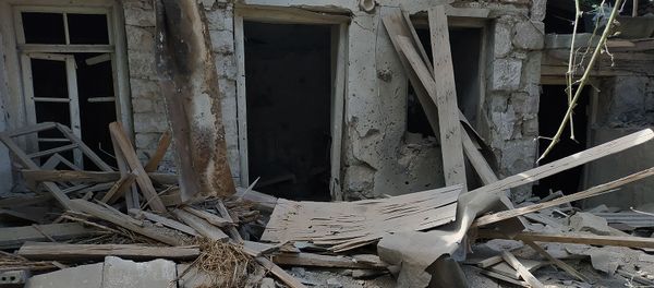 Пострадавший от обстрелов жилой дом в селе Неркин Кармирахпюр, Тавуш - Sputnik Армения
