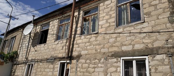 Пострадавший от обстрелов жилой дом в селе Неркин Кармирахпюр, Тавуш Пострадавший от обстрелов жилой дом в селе Неркин Кармирахпюр, Тавуш - Sputnik Армения