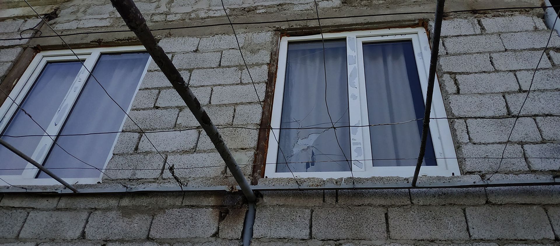 Пострадавший от обстрелов жилой дом в селе Неркин Кармирахпюр, Тавуш Пострадавший от обстрелов жилой дом в селе Неркин Кармирахпюр, Тавуш - Sputnik Արմենիա, 1920, 12.06.2021