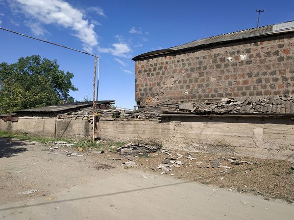 Пострадавший от обстрелов жилой дом в селе Неркин Кармирахпюр, Тавуш - Sputnik Армения