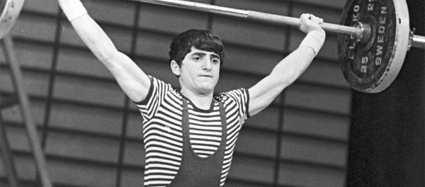 Чемпион мира и Европы 1979 года по тяжелой атлетике среди юниоров до 56 килограммов, чемпион СССР 1979 года, серебряный призер чемпионата Европы 1980 года Юрий Саркисян. - Sputnik Արմենիա