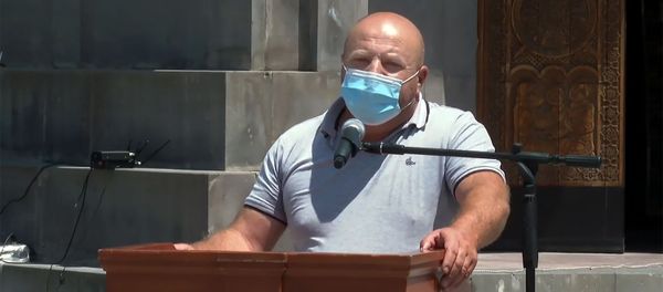 Гриша Саркисян на похоронах Гаруша Амбарцумяна в военном пантеоне Ераблур (16 июля 2020). Еревaн Гриша Саркисян на похоронах Гаруша Амбарцумяна в военном пантеоне Ераблур (16 июля 2020). Еревaн - Sputnik Արմենիա