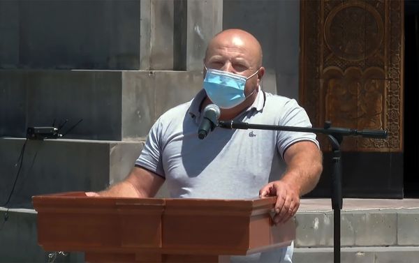 Гриша Саркисян на похоронах Гаруша Амбарцумяна в военном пантеоне Ераблур (16 июля 2020). Еревaн - Sputnik Армения