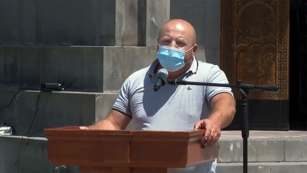 Гриша Саркисян на похоронах Гаруша Амбарцумяна в военном пантеоне Ераблур (16 июля 2020). Еревaн Гриша Саркисян на похоронах Гаруша Амбарцумяна в военном пантеоне Ераблур (16 июля 2020). Еревaн - Sputnik Արմենիա