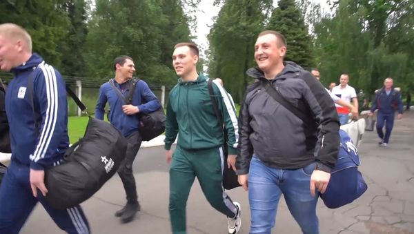 Теперь мы защищены: добровольцы, испытавшие на себе вакцину от коронавируса, выписались из больницы - Sputnik Армения