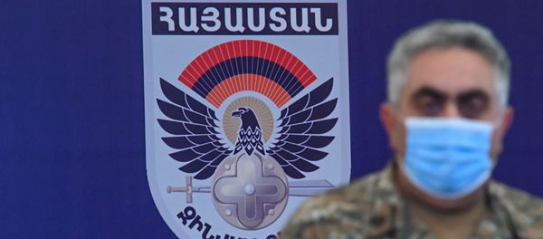 Логотип ВС Армении на брифинге по теме ситуации на армяно-азербайджанской границе (16 июля 2020). Иджеван - Sputnik Արմենիա