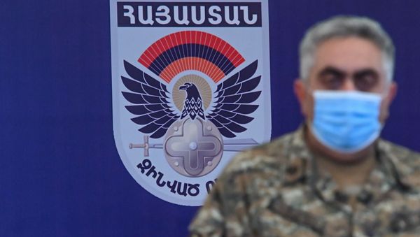 Логотип ВС Армении на брифинге по теме ситуации на армяно-азербайджанской границе (16 июля 2020). Иджеван - Sputnik Արմենիա