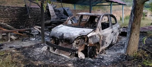 Один из гражданских автомобилей, поврежденных беспилотником противника  - Sputnik Армения