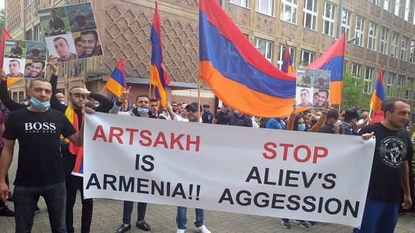 Армянская община Польши на акции протеста перед зданием Посольства Азербайджана (16 июля 2020). Варшава - Sputnik Армения