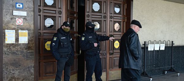 Сотрудники полиции у дверей центрального железнодорожного вокзала (18 марта 2020). Киев - Sputnik Արմենիա