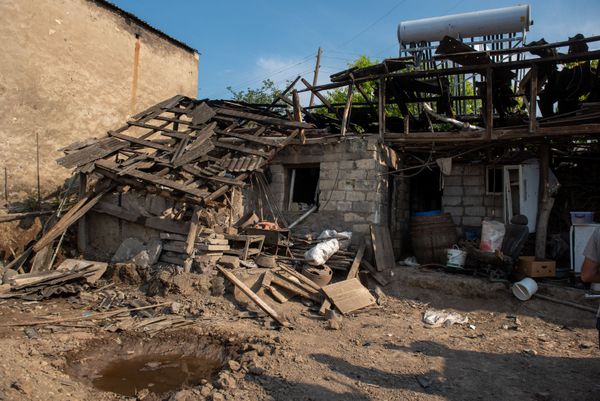 Попавший под обстрел дом Самвела Агасяна и Лиды Чобанян в селе Чинари, Тавуш - Sputnik Армения