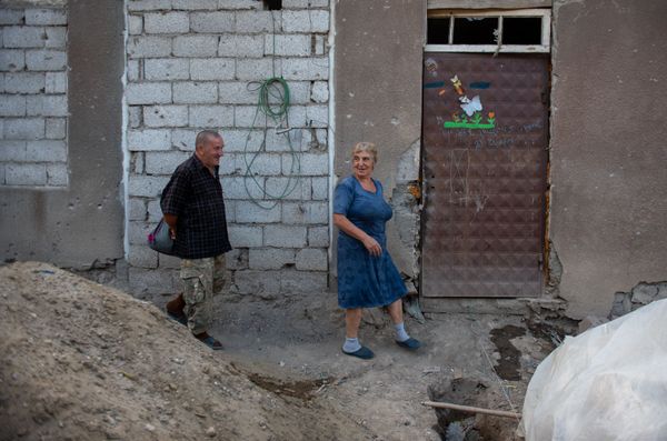 Хозяева попавшего под обстрел дома в селе Чинари, Самвел Агасян и Лида Чобанян (17 июля 2020). Тавуш - Sputnik Армения