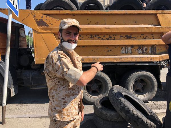 Որ զինվորները չտանջվեն. Գյումրիում անվադողերի հավաքմանը նաև դպրոցականներն են մասնակցում - Sputnik Արմենիա