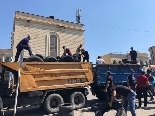 Ապրիլյան քառօրյայի հերոս Տիգրան Աբգարյանի եղբոր` Ժորա Աբգարյանի նախաձեռնությամբ օգտագործած անվադողերի հավաքում սահմանն ուժեղացնելու համար (2020 թվականի հուլիսի 18). Գյումրի
 - Sputnik Արմենիա