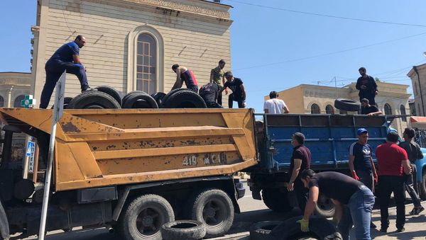 Сбор использованных покрышек для укрепления границы по инициативе Жоры Абгаряна, брата героя апрельской войны Тиграна Абгаряна (18 июля 2020). Гюмри - Sputnik Армения