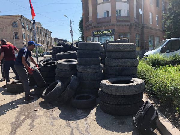 Որ զինվորները չտանջվեն. Գյումրիում անվադողերի հավաքմանը նաև դպրոցականներն են մասնակցում - Sputnik Արմենիա