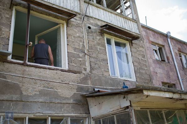 В Тавуше восстанавливают попавшие под обстрел дома – фото В Тавуше восстанавливают попавшие под обстрел дома – фото - Sputnik Армения
