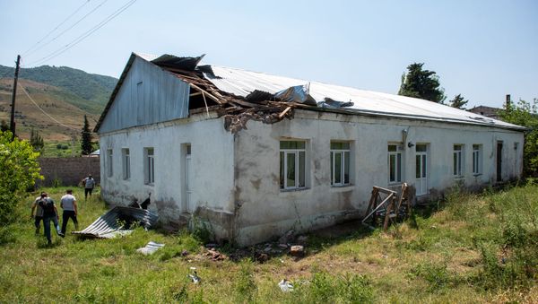 Здание детского сада с разрушенной крышей после обстрела в селе Айгепар (18 июля 2020). Тавуш - Sputnik Армения
