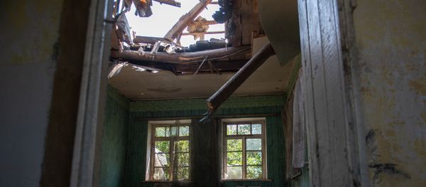Потолок в разрушенном после обстрелов доме в селе Айгепар (18 июля 2020). Тавуш Потолок в разрушенном после обстрелов доме в селе Айгепар (18 июля 2020). Тавуш - Sputnik Армения