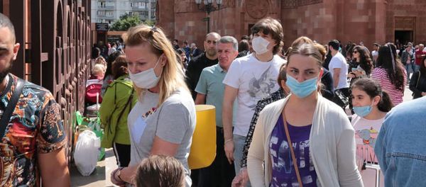 Очередь за армянскими абрикосами во дворе Армянской церкви (19 июля 2020). Москва - Sputnik Արմենիա