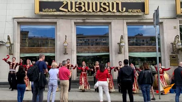 Флешмоб у магазина Армения в Москве - Sputnik Արմենիա