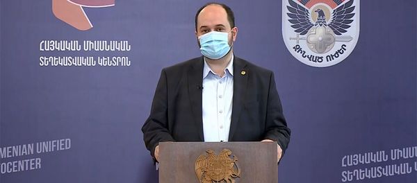 Министр образования, науки, культуры и спорта Араик Арутюнян во время брифинга по теме ситуации на армяно-азербайджанской границе (19 июля 2020). Иджеван Министр образования, науки, культуры и спорта Араик Арутюнян во время брифинга по теме ситуации на армяно-азербайджанской границе (19 июля 2020). Иджеван - Sputnik Արմենիա