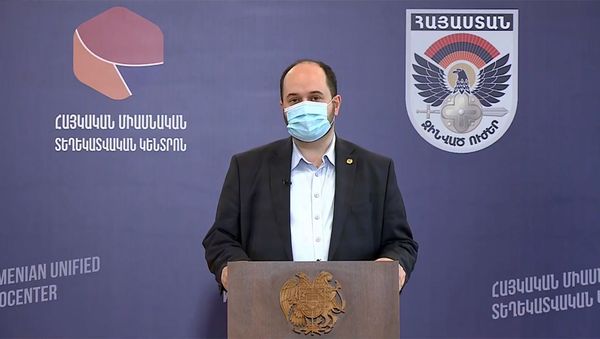 Министр образования, науки, культуры и спорта Араик Арутюнян во время брифинга по теме ситуации на армяно-азербайджанской границе (19 июля 2020). Иджеван - Sputnik Արմենիա
