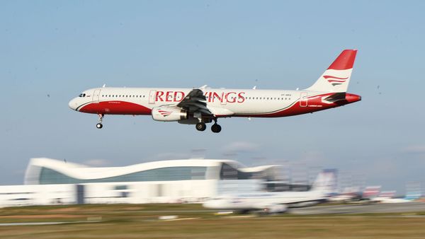 Пассажирский авиалайнер Airbus A321-231 авиакомпании Red Wings в аэропорту Симферополя Пассажирский авиалайнер Airbus A321-231 авиакомпании Red Wings в аэропорту Симферополя - Sputnik Армения